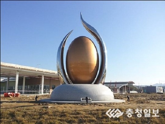웰빙테마장터에 황금알조형물 등장