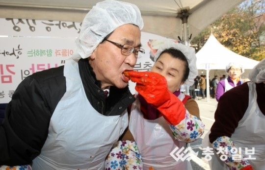 [제2회 한마음 김장김치담그기 나눔축제] 김치 맛보는 이시종 지사