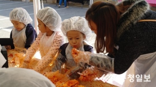 [제2회 한마음 김장김치담그기 나눔축제] 리라유치원 직접 담가 꿀맛