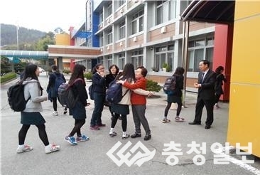 공주여자중학교, 아침 등교 마중으로 학생 사랑 실천