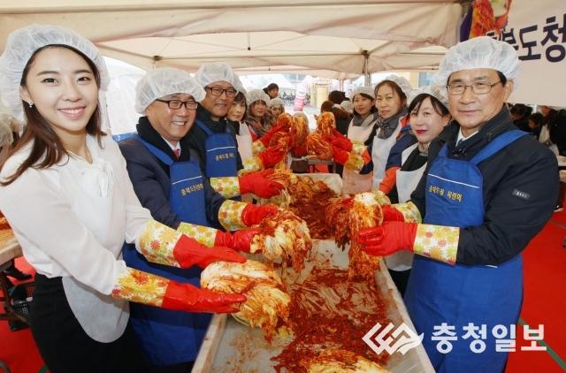 한마음 김장 김치 담그는 이시종 충북지사