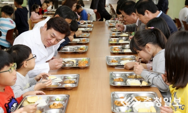 김병우 교육감, 안심밥상 학교급식 현장 확인 직접 나서