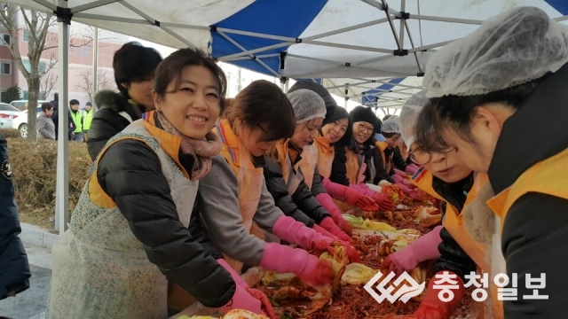 따뜻한 온기 전해요  오송고 샤프론&프론티어 봉사단, 사랑의 김장나눔 행사
