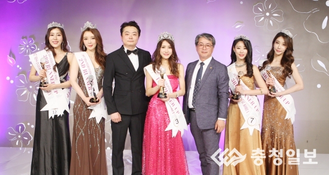 [2017미스인터콘티넨탈코리아 서울대회] 기념촬영하는 조신희 충청일보 사장‧박서준 나레스트엔터테인먼트 대표