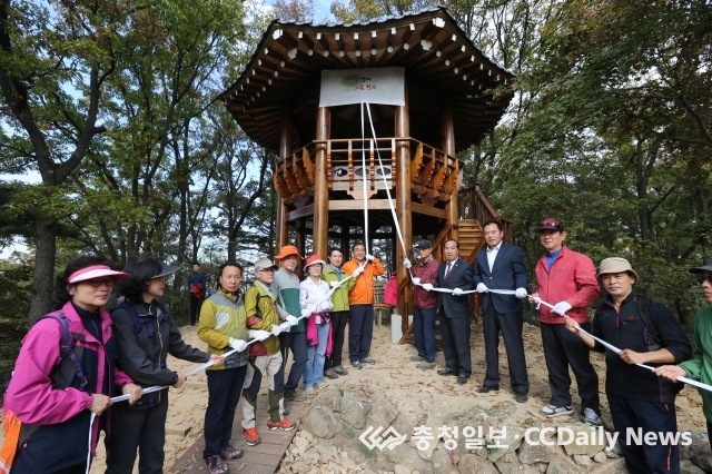 우암산 정상 와우정 현판 제막