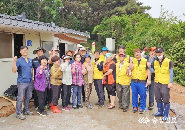 안면읍 깔끔이 봉사단 20여명   중증지적장애인 가구 청소봉사