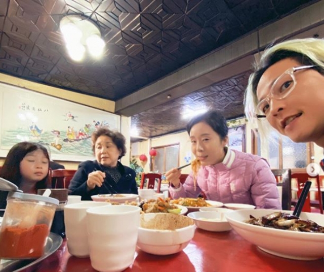 팝핀현준·박애리, 딸 남예술·어머니와 함께 외식은 짜장면