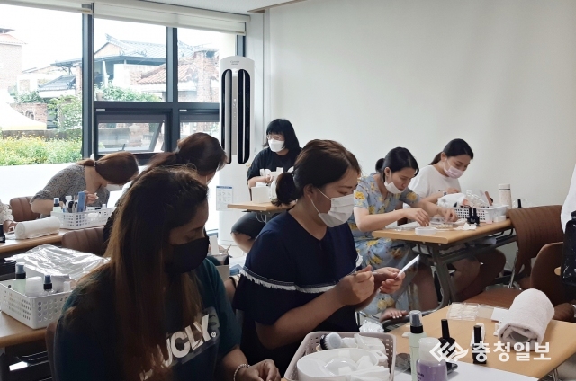 충주 결혼이주여성 네일아트·메이크업 자격증반 인기