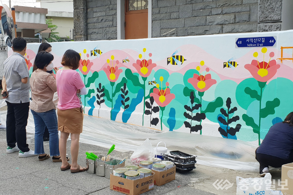 충주시사회적기업協, 벽화 그리기 봉사 앞장