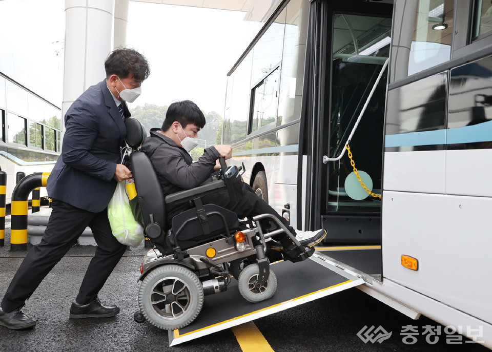 충주 도내 최초 수소버스충전소 준공…내달 수소저상버스 운행
