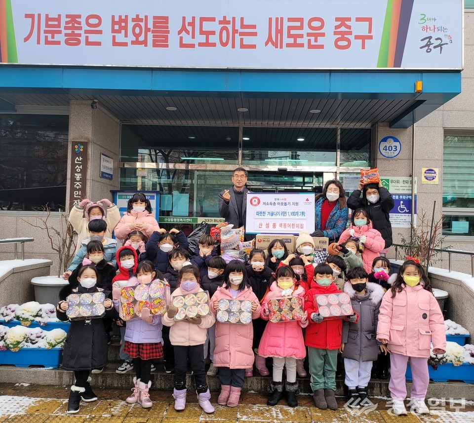 색동어린이집, 고사리 손으로 모은 성금·라면 기탁