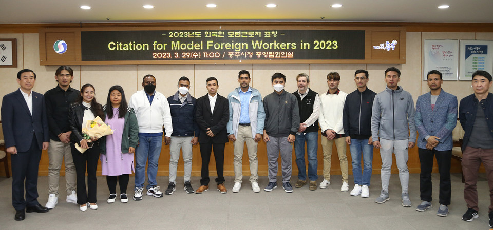 충주시, 외국인 모범 근로자 14명 표창