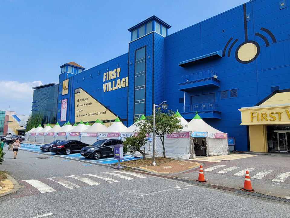 아산 퍼스트빌리지 아울렛 불법판매시설 말썽