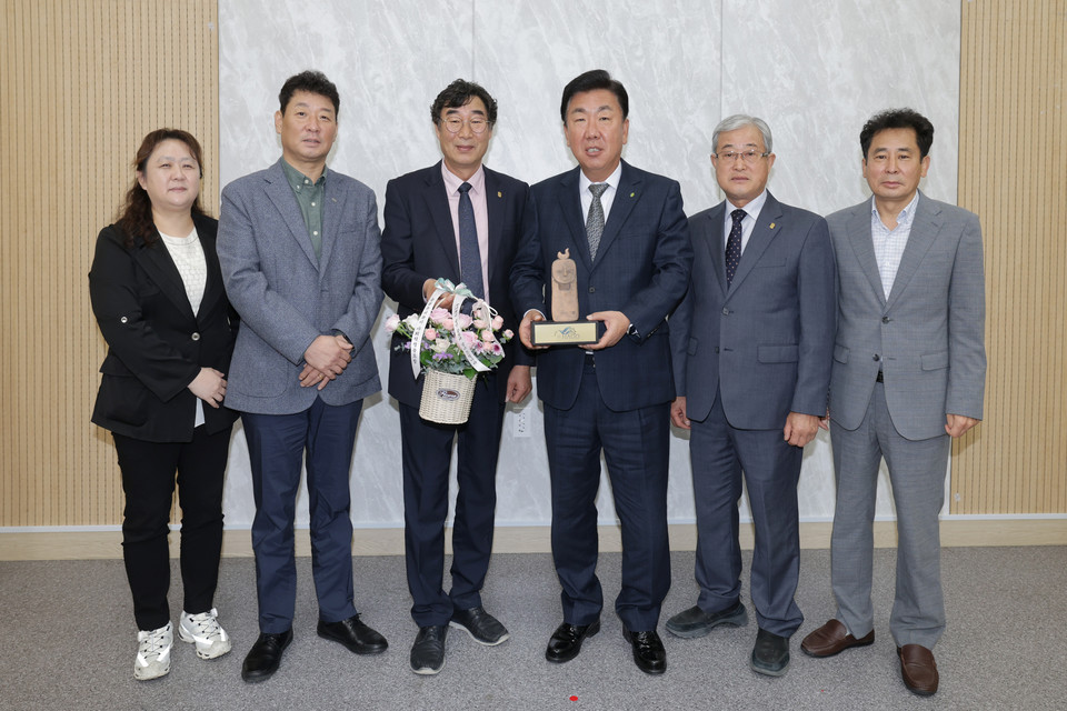 이범석 청주시장, 충북주거복지 사회적협동조합 공로패