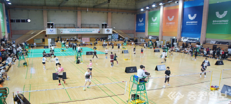 셔틀콕 우정의 향연…15회 충주사과오픈 배드민턴대회 성황
