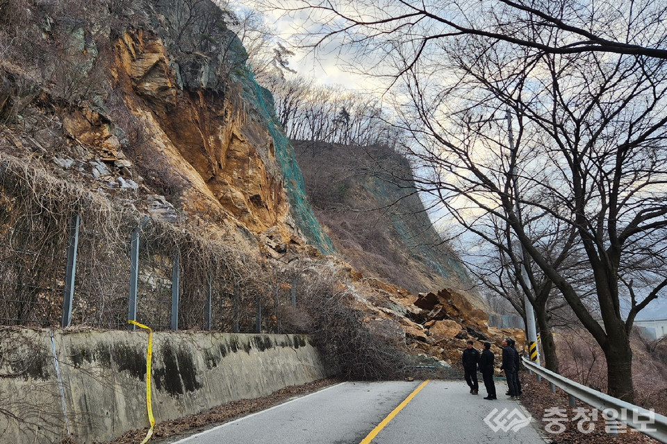 충주 산척면 산비탈 붕괴…인등로 통행 차단