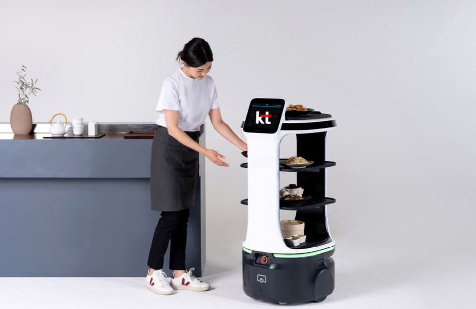 KT, 서천 참다루 식당에 AI서빙로봇 2대 무상지원
