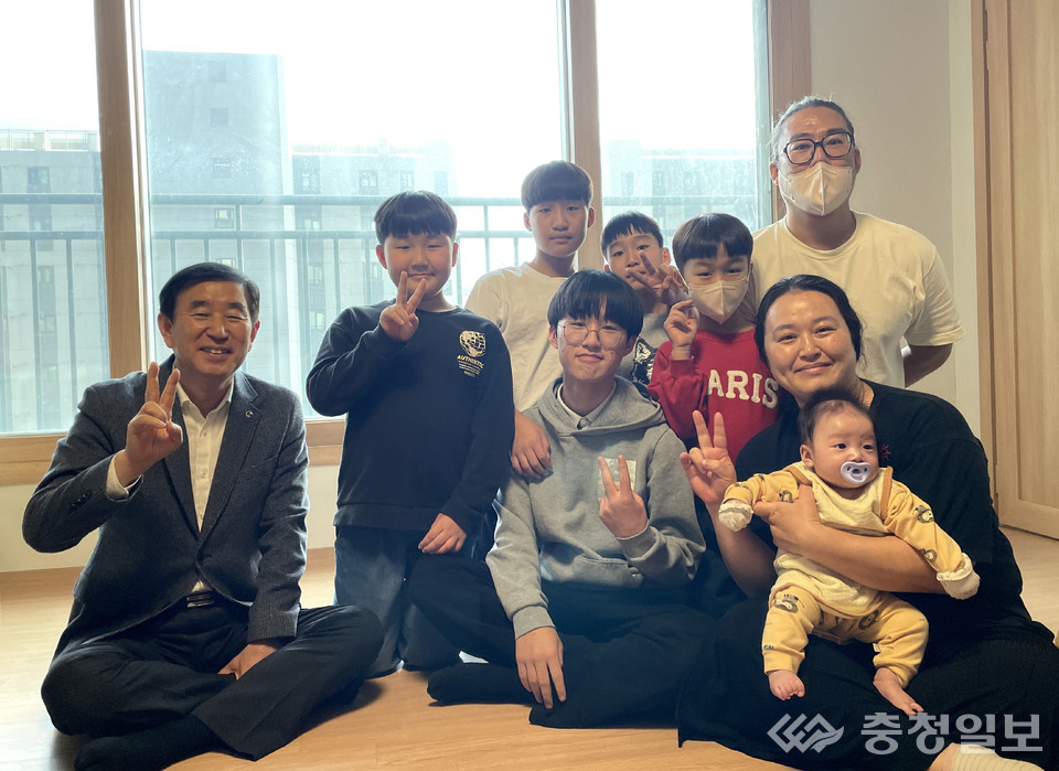 조길형 충주시장, 육형제 가정 홍이네 격려