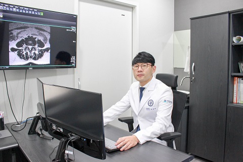 고질적인 허리통증, 도수치료 통한 근본원인 개선