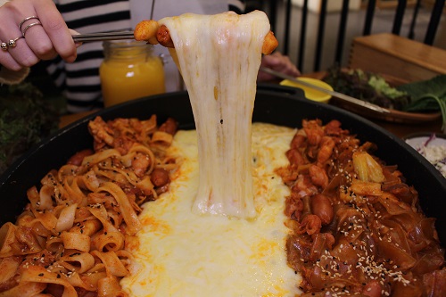홍대맛집 장인닭갈비는 왜 항상 사람들로 붐빌까?