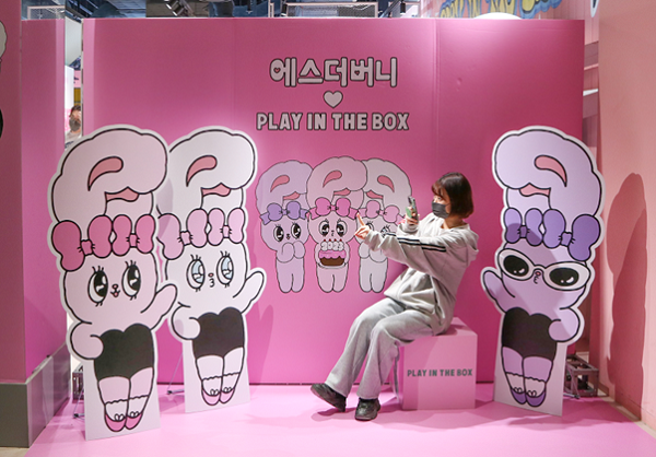 플레이인더박스 X 에스더버니 콜라보레이션 오픈 네컷사진도 토끼해를 잡아라