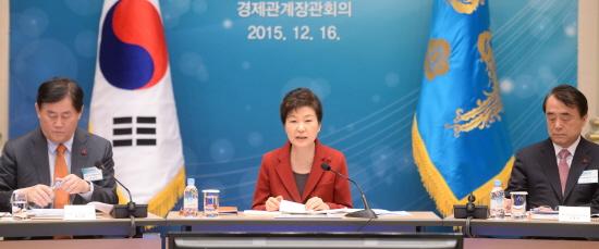 박 대통령, “국민 바라는 일 제쳐두고 무슨 정치개혁이냐” 또 국회 질타