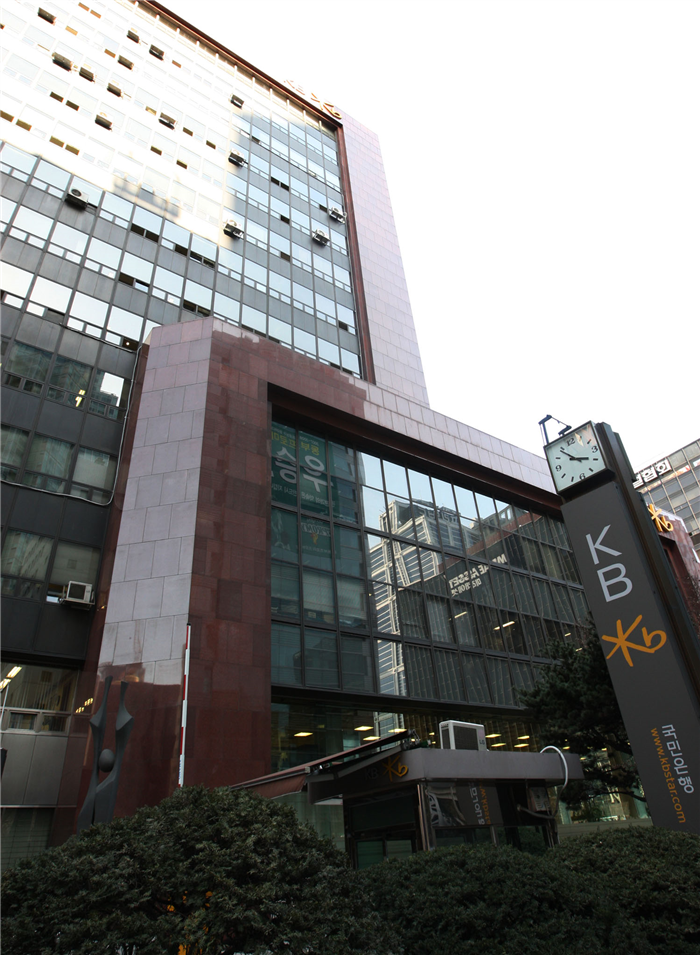 검찰, 국민은행 채용비리 의혹 윤종규 KB금융 회장 자택 등 압수수색