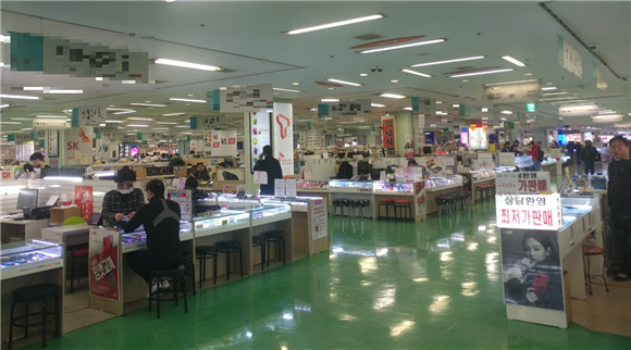 (현장+)코로나 덮친 휴대폰 판매점…갤S20 출시에도 침체
