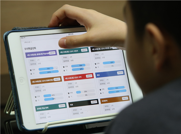 강원랜드, 폐광지 학생들에 학습용 태블릿PC 전달