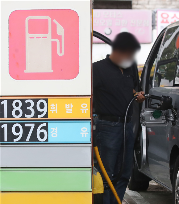 전국 휘발유 평균가격 1800원대 진입…경유는 1900원대