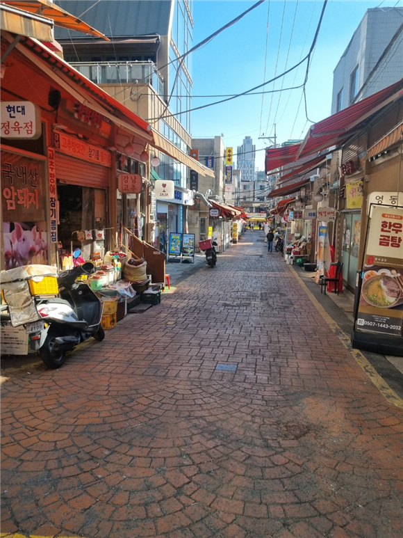 (현장+)꽁꽁 언 소비심리에 한숨만…마트·전통시장 한산