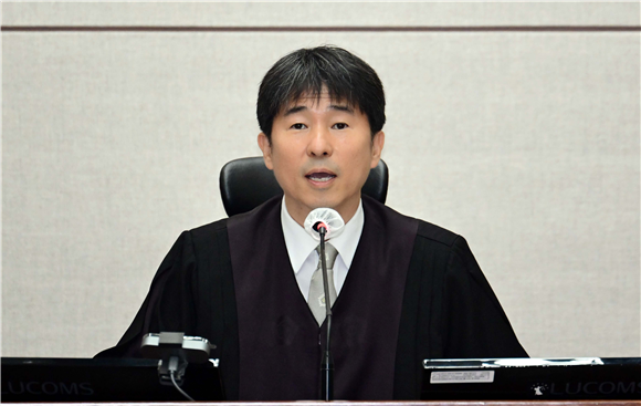 민주, 지귀연 룸살롱 의혹 공개 압박…증거 주말 공개