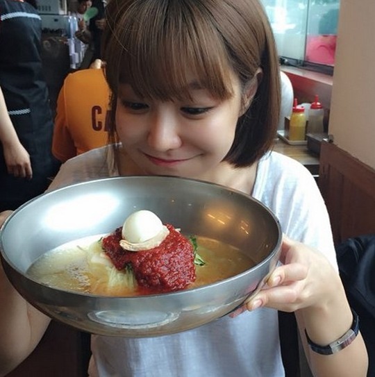 신소율, 밀면 인증샷...통통한 볼 귀여워