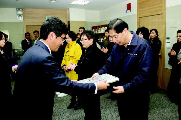 남동구, 중기 3곳에 우수기업 현판 전달