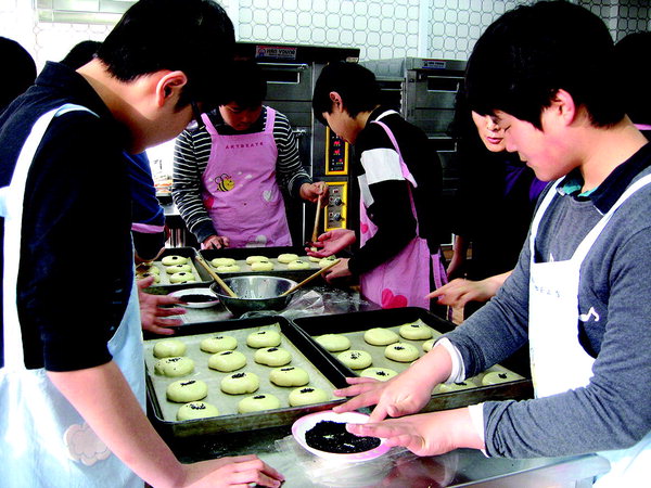 서부특수교육센터, 어르신들에 직접구운 빵 대접