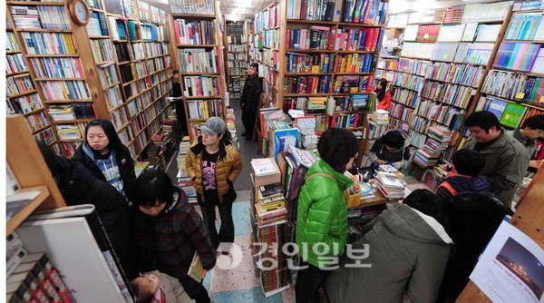 알뜰한 새학기 준비 붐비는 헌책방