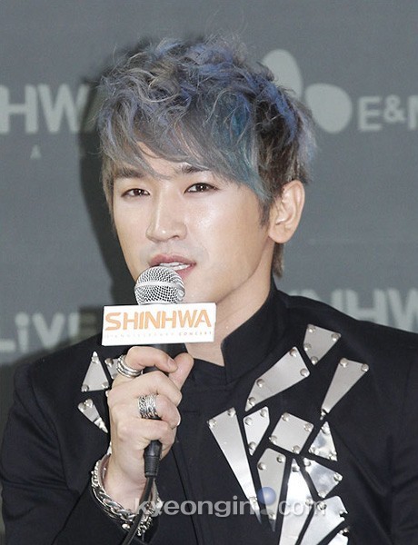 [경인포토]신화 15주년 콘서트, 이민우 무지개 헤어 상남자의 카리스마