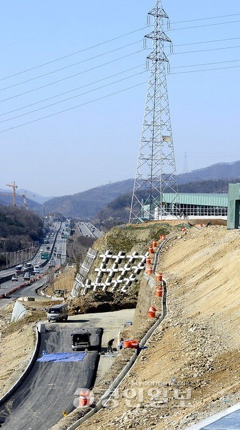 마장휴게소 이번엔 송전탑 논란 부지내 울타리없이 공사진행