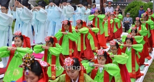 [경인포토]성년의 날 수원공고 3학년생 조상님께 감사의 큰 절