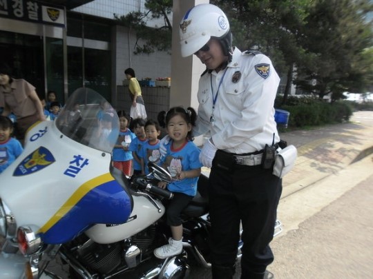 중부署, 운남어린이집 원생 초청 경찰서 체험 마련