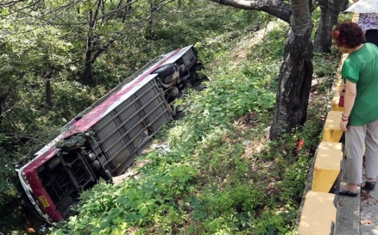 부산 관광버스 전도… 성남 A고 학생 등 32명 부상 '안전벨트' 큰 피해 막아
