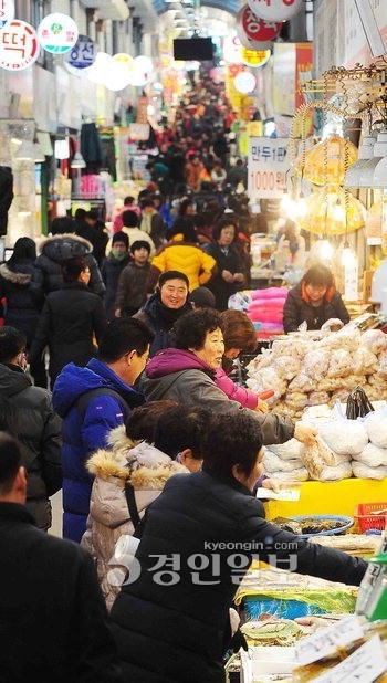 설 앞두고 붐비는 용현시장