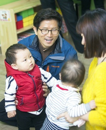 어린이집 방문한 金지사