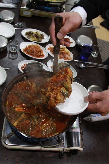 [맛집을 찾아서]가평 청평면… 메기매운탕 깃대봉