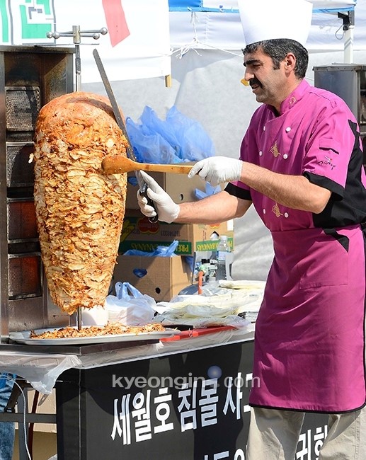 [경인포토]터키 케밥 자원봉사자, 현장 거센 항의에 결국 철수