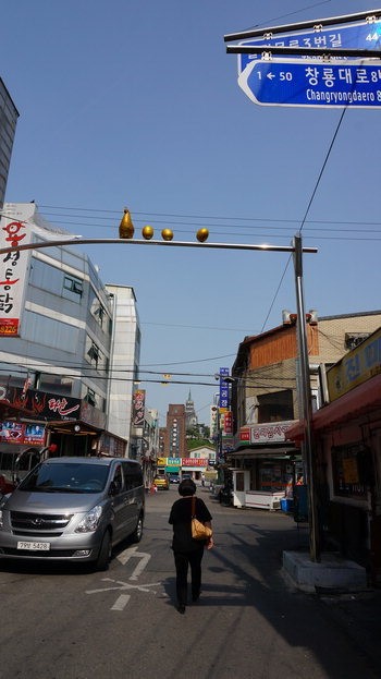 팔달문 통닭거리에 나타난 황금닭… 수원문화재단 문화장터 프로젝트