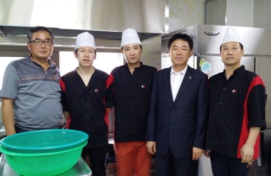 음식점 취룡, 어르신에 짜장면 대접