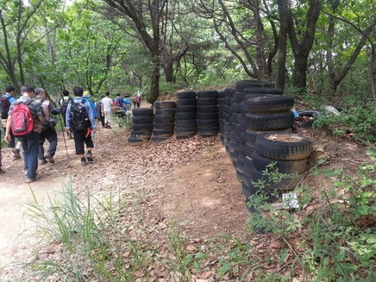 파주 산림 곳곳 폐타이어 軍진지 흉물