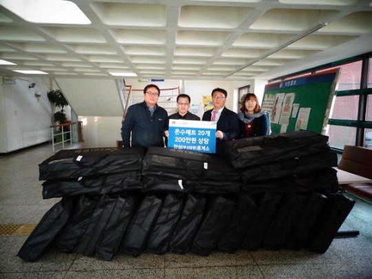 선일통산 임직원, 온수매트 20장 전달