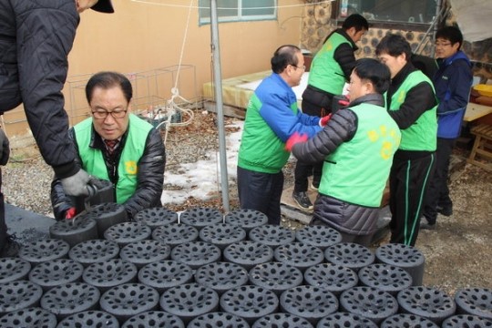 신둔농협, 취약층 연탄배달·학업지원
